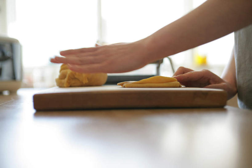 东方人,手,一个人,站,横图,室内,特写,白天,侧面,厨房,窗户,桌面,桌子,亚洲,双手,仅一个年轻女性,仅一个女性,仅一个人,切开,握,服装,朦胧,模糊,木制,电器,粉末,工具,墙,面粉,案板,拿,粮食,烤面包机,拿着,休闲装,黄种人,设备,饮食,玻璃窗,墙壁,墙面,砧板,衣服,木制品,切,站着,休闲,手部,休闲服,粉,握着,服饰,农产品,家电,原材料,多士炉,自动面包片烤炉,面包烘烤器,烘培,粉状,面条机,年轻女性,女人,女性,亚洲人,站立,半身,彩图,烘烤,灶间