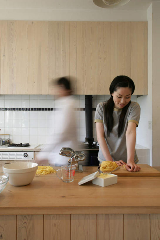 东方人,两个人,站,走,竖图,室内,白天,正面,爱情,厨房,柜子,桌面,桌子,亚洲,切开,握,服装,朦胧,模糊,木制,电器,粉末,工具,陶瓷,面粉,案板,陶瓷制品,储物柜,浪漫,拿,粮食,拿着,注视,休闲装,黄种人,设备,砧板,衣服,木制品,容器,碗,观察,看,切,站着,休闲,温暖,温馨,休闲服,粉,恩爱,握着,恋人,服饰,观看,储藏,农产品,和睦,察看,家电,家用电器,储存,关注,原材料,粉状,储备,蕴藏,贮备,面条机,男人,男性,年轻男性,年轻女性,女人,女性,亚洲人,情侣,步行,散步,站立,走路,半身,彩图,灶间,伴侣,融洽,贮存