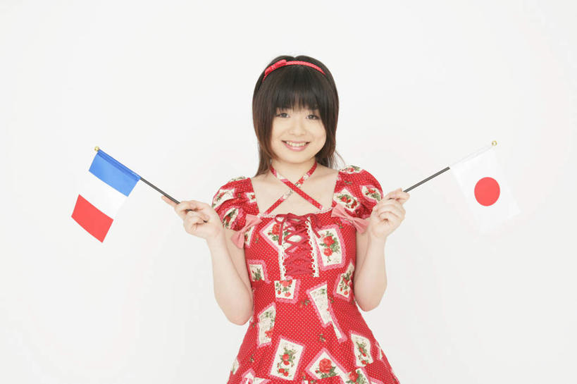 东方人,一个人,站,笑,微笑,露齿笑,横图,室内,白天,白色背景,正面,裙子,旗帜,国旗,亚洲,仅一个年轻女性,仅一个女性,仅一个人,两面,握,连衣裙,装饰,日本国旗,头饰,拿,拿着,注视,黄种人,红色,发箍,发饰,饰品,观察,看,站着,握着,摄影,影棚,头箍,观看,华丽,修饰,点缀,察看,关注,发卡,配饰,法国国旗,衬托,美观,雅致,雅观,年轻女性,女人,女性,亚洲人,旗,站立,半身,彩图,影棚拍摄,拍摄