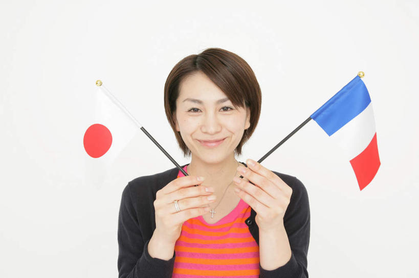 东方人,一个人,站,笑,微笑,横图,室内,白天,白色背景,正面,旗帜,国旗,亚洲,仅一个年轻女性,仅一个女性,仅一个人,两面,握,服装,日本国旗,拿,拿着,注视,休闲装,黄种人,衣服,红色,黑色,观察,看,站着,休闲,休闲服,握着,摄影,服饰,影棚,观看,察看,关注,法国国旗,年轻女性,女人,女性,亚洲人,旗,站立,半身,彩图,影棚拍摄,拍摄