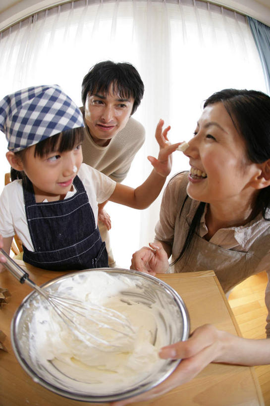 牛奶,东方人,儿童,中年人,三个人,家庭,夫妻,母亲,父亲,女儿,站,坐,说,竖图,俯视,室内,白天,广角镜头,鱼眼镜头,爱情,烹饪,讨论,游戏,纯洁,厨房,桌面,桌子,厨具,金属制品,亚洲,擦,抚摸,弯腰,阴影,服装,反射,金属,木制,粉末,头巾,围裙,影子,墙,面粉,饮品,浪漫,营养,玩,粮食,注视,休闲装,黄种人,娱乐,墙壁,墙面,饮料,一个,小孩,衣服,白色,木制品,容器,打蛋器,搅拌器,碗,观察,搅拌,看,站着,休闲,温暖,温馨,父女,母女,三口之家,一家人,休闲服,粉,恩爱,父爱,可爱,母爱,童年,童趣,擦拭,恋人,服饰,单个,观看,活动,储藏,农产品,和睦,察看,乳制品,奶,牛乳,储存,发泄,关注,消遣,智力,童真,烂漫,无邪,烹饪用具,原材料,宣泄,弯身,安神,粉状,揩擦,拭,手动打蛋器,交流,天真,男人,男性,女孩,女人,女性,中年男性,中年女性,亚洲人,孩子,夫妇,情侣,烹调用具,沟通,讲话,交谈,烹调,商讨,说话,谈话,玩耍,嬉戏,站立,坐着,半身,彩图,高角度拍摄,灶间,伴侣,融洽,贮存,女生,轻抚