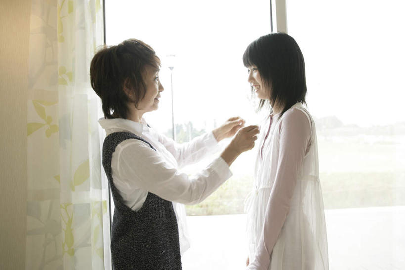 东方人,两个人,祖母,站,横图,室内,白天,侧面,窗户,窗帘,落地窗,亚洲,阴影,服装,装饰,反射,影子,休闲装,黄种人,玻璃窗,相视,衣服,帘子,站着,休闲,面对面,休闲服,遮阳,服饰,奶奶,关怀,整理,祖孙,对视,华丽,修饰,点缀,互视,关心,相对,外婆,外孙女,外祖母,相看,衬托,美观,雅致,雅观,体贴,关切,老年女性,年轻女性,女人,女性,亚洲人,孙女,站立,半身,彩图