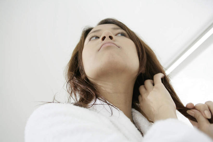 东方人,脸,头,脸颊,头发,一个人,站,横图,室内,特写,白天,仰视,浴袍,天花板,亚洲,仅一个年轻女性,仅一个女性,仅一个人,抱头,阴影,反射,影子,墙,棕色,注视,黄种人,肩膀,墙壁,墙面,白色,观察,看,站着,观看,察看,关注,梳理,捧首,捧头,年轻女性,女人,女性,亚洲人,头部,长发,直发,脸部,脸蛋,面部,站立,半身,彩图,低角度拍摄,汤帷子,浴衣