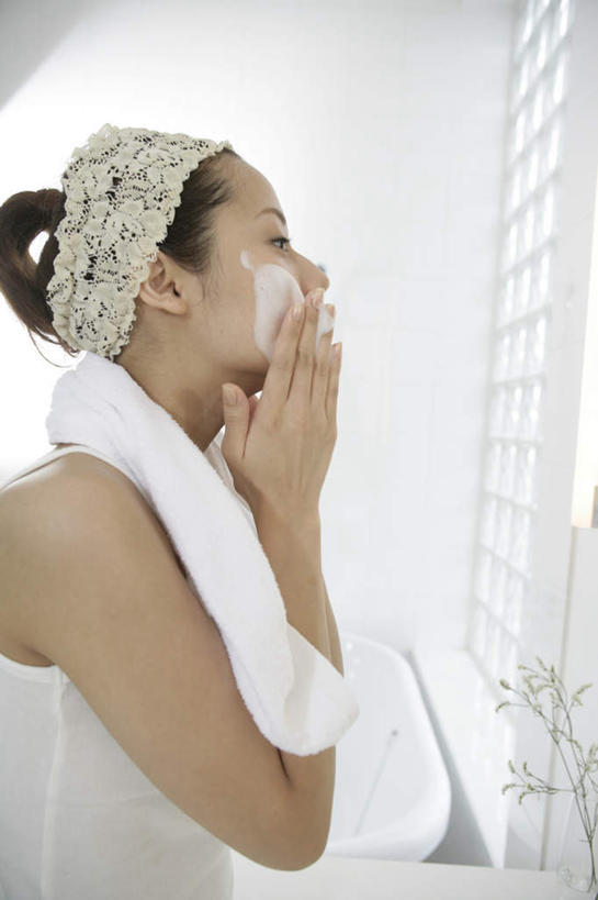 东方人,一个人,站,竖图,室内,白天,侧面,化妆,美容,镜子,卫生间,浴室,亚洲,仅一个年轻女性,仅一个女性,仅一个人,一条,擦,抚摸,护肤,阴影,服装,美白,反射,纺织物,束发带,影子,墙,注视,休闲装,黄种人,墙壁,墙面,衣服,白色,毛巾,观察,看,清洁,站着,保养,享受,休闲,休闲服,放松,去角质,擦拭,保健,服饰,洁面乳,观看,保湿,保暖,镜像,察看,滋润,护肤品,镜面,洗面奶,关注,去死皮,护肤用品,舒缓,透气,养颜,防水,去污,控油,紧肤,嫩肤,祛痘,去痘,祛角质,抗衰,再生,增白,补水,祛斑,抗皱,防皱,除皱,去皱,储水,耐磨,吸水,揩擦,拭,年轻女性,女人,女性,亚洲人,淋浴房,清洗,站立,半身,彩图,冲凉房,沐浴间,沐浴室,轻抚