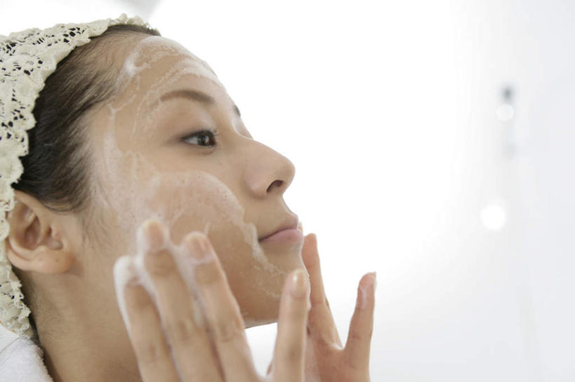 东方人,脸,头,脸颊,手,一个人,站,横图,室内,特写,白天,侧面,化妆,美容,卫生间,浴室,亚洲,双手,仅一个年轻女性,仅一个女性,仅一个人,一条,擦,抚摸,护肤,阴影,美白,反射,纺织物,束发带,影子,墙,注视,黄种人,墙壁,墙面,白色,毛巾,观察,看,清洁,站着,保养,享受,手部,放松,去角质,擦拭,保健,洁面乳,观看,保湿,保暖,察看,滋润,护肤品,洗面奶,关注,去死皮,护肤用品,舒缓,透气,养颜,防水,去污,控油,紧肤,嫩肤,祛痘,去痘,祛角质,抗衰,再生,增白,补水,祛斑,抗皱,防皱,除皱,去皱,储水,耐磨,吸水,揩擦,拭,年轻女性,女人,女性,亚洲人,头部,脸部,脸蛋,面部,淋浴房,清洗,站立,半身,彩图,冲凉房,沐浴间,沐浴室,轻抚