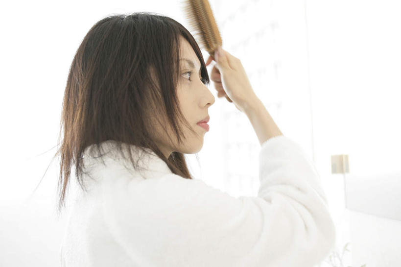 东方人,脸,头,脸颊,头发,一个人,站,横图,室内,特写,白天,侧面,浴袍,卫生间,浴室,亚洲,仅一个年轻女性,仅一个女性,仅一个人,一把,握,阴影,反射,影子,墙,棕色,梳子,注视,黄种人,肩膀,墙壁,墙面,白色,日用品,观察,看,站着,握着,观看,察看,关注,梳理,美发用品,年轻女性,女人,女性,亚洲人,头部,长发,直发,脸部,脸蛋,面部,淋浴房,站立,半身,彩图,汤帷子,浴衣,冲凉房,沐浴间,沐浴室