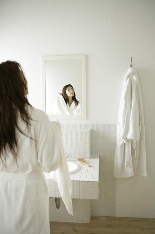 东方人,一个人,站,举,竖图,室内,白天,浴袍,地板,镜子,卫生间,浴室,亚洲,仅一个年轻女性,仅一个女性,仅一个人,阴影,反射,水槽,影子,墙,地面,注视,黄种人,水斗,木地板,墙壁,墙面,背面,白色,观察,看,托,站着,观看,镜像,察看,镜面,关注,梳理,年轻女性,女人,女性,亚洲人,淋浴房,举起,举手,举着,向上举,向上伸,向上托,站立,半身,彩图,汤帷子,浴衣,冲凉房,沐浴间,沐浴室