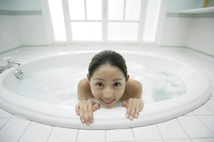 东方人,一个人,横图,俯视,室内,白天,洗澡,窗户,卫生间,浴室,亚洲,仅一个年轻女性,仅一个女性,仅一个人,阴影,反射,泡沫,水龙头,影子,墙,注视,黄种人,干净,裸露,开关,玻璃窗,墙壁,墙面,白色,泡泡,浴缸,打开,观察,看,清洁,享受,健康,放松,搭,保健,观看,阀门,察看,卫生,开启,搭着,关注,裸,卫浴设备,泡汤,水咀,水管装置,年轻女性,女人,女性,亚洲人,淋浴房,半身,彩图,高角度拍摄,沐浴,冲凉房,沐浴间,沐浴室