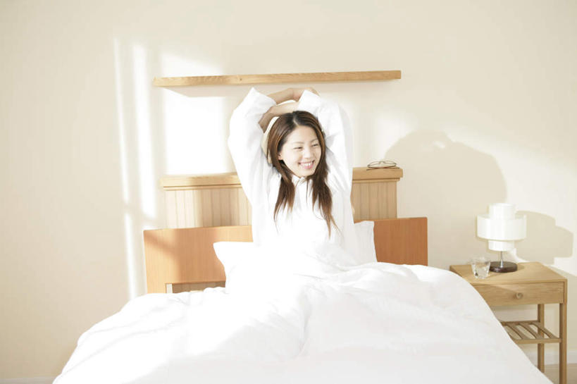 东方人,一个人,坐,举,笑,盘腿,微笑,露齿笑,横图,室内,白天,正面,床,靠垫,台灯,卧室,桌子,照明,亚洲,仅一个年轻女性,仅一个女性,仅一个人,阴影,睡衣,服装,反射,木制,影子,墙,灯光,床单,靠枕,茶几,注视,黄种人,被子,墙壁,墙面,灯,衣服,白色,木制品,灯具,垫子,枕头,观察,看,托,服饰,单人床,观看,照亮,察看,被单,衣着,照明设备,穿着,关注,寝衣,衣饰,年轻女性,女人,女性,亚洲人,举起,举手,举着,盘腿而坐,盘膝,盘着腿的,盘着腿坐,双腿交叉,向上举,向上伸,向上托,坐着,彩图,全身,睡房,卧房