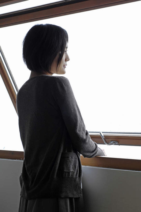 东方人,一个人,站,竖图,室内,白天,裙子,窗户,亚洲,仅一个年轻女性,仅一个女性,仅一个人,阴影,服装,反射,影子,墙,休闲装,黄种人,长裙,玻璃窗,墙壁,墙面,背面,衣服,白色,站着,休闲,休闲服,搭,服饰,半身裙,搭着,年轻女性,女人,女性,亚洲人,站立,半身,彩图