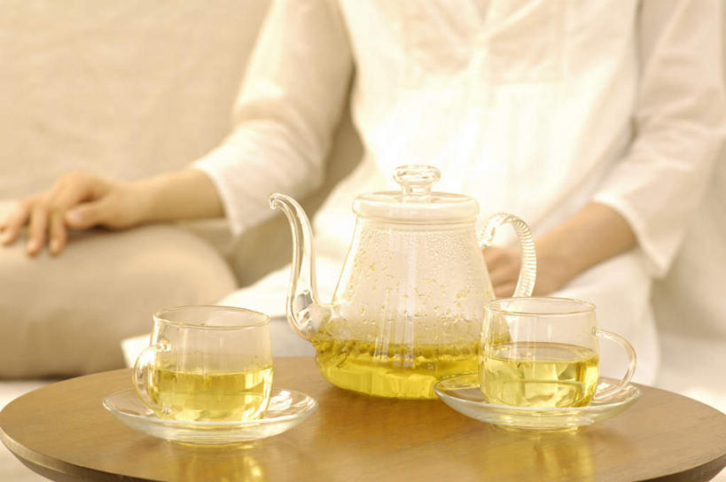 东方人,一个人,客厅,坐,横图,室内,白天,正面,幸福,茶,靠垫,沙发,桌子,杯子,餐具,欧洲,芬兰,亚洲,仅一个年轻女性,仅一个女性,仅一个人,服装,木制,碟子,壶,盘,茶叶,靠枕,饮品,茶几,休闲装,黄种人,娱乐,水壶,衣服,盘子,茶壶,木制品,容器,水杯,垫子,碟,枕头,花茶,扶,享受,休闲,温馨,休闲服,放松,乐趣,保健,养生,服饰,花草茶,起居室,舒适,扶着,北欧,布艺沙发,香花茶,香片,熏花茶,芬兰共和国,客堂,波里,年轻女性,女人,女性,亚洲人,茶杯,坐着,半身,彩图