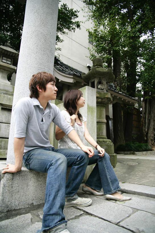东方人,两个人,坐,笑,摸,微笑,竖图,室外,白天,仰视,爱情,亚洲,抚摸,服装,节日,柱子,神社,浪漫,注视,休闲装,黄种人,文化,衣服,观察,看,祈祷,休闲,健康,温暖,温馨,休闲服,恩爱,许愿,恋人,宗教,服饰,信仰,观看,纪念,神道,祈求,祭祀,和睦,察看,关注,神道教,社屋,平安,男人,男性,年轻男性,年轻女性,女人,女性,亚洲人,情侣,触摸,接触,坐着,彩图,低角度拍摄,全身,伴侣,融洽