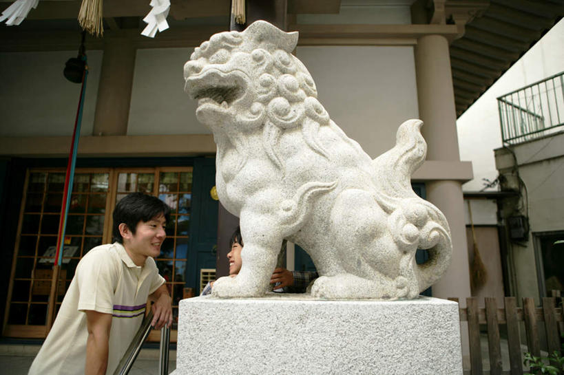 东方人,儿童,中年人,两个人,家庭,父亲,儿子,站,笑,微笑,露齿笑,横图,室外,白天,侧面,纯洁,门,哺乳动物,野生动物,狮子,雕塑,亚洲,撑,拉门,服装,节日,辟邪,艺术,装饰,雕刻,雕像,神社,注视,休闲装,黄种人,文化,移门,石雕,小孩,衣服,动物,工艺品,石狮,观察,看,祈祷,站着,休闲,健康,温暖,温馨,父子,一家人,休闲服,父爱,可爱,童年,童趣,许愿,宗教,服饰,信仰,观看,纪念,神道,祈求,美术,祭祀,和睦,察看,撑着,关注,主题,凶猛,陈列,童真,烂漫,无邪,功能,美学,驱邪,祛邪,避邪,障子,纸门,神道教,拉窗,纸拉窗,纸拉门,守护神,社屋,残暴,平安,天真,凶残,男孩,男人,男性,中年男性,亚洲人,孩子,站立,半身,彩图,融洽,男生