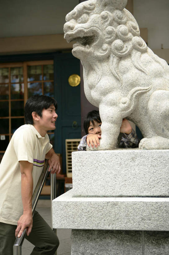 东方人,儿童,中年人,两个人,家庭,父亲,儿子,站,笑,微笑,露齿笑,竖图,室外,白天,侧面,纯洁,门,哺乳动物,野生动物,狮子,雕塑,亚洲,撑,拉门,服装,节日,辟邪,艺术,装饰,雕刻,雕像,神社,注视,休闲装,黄种人,文化,移门,石雕,小孩,衣服,动物,工艺品,石狮,观察,看,祈祷,站着,休闲,健康,温暖,温馨,父子,一家人,休闲服,父爱,可爱,童年,童趣,许愿,宗教,服饰,信仰,观看,纪念,神道,祈求,美术,祭祀,和睦,察看,撑着,关注,主题,凶猛,陈列,童真,烂漫,无邪,功能,美学,驱邪,祛邪,避邪,障子,纸门,神道教,拉窗,纸拉窗,纸拉门,守护神,社屋,残暴,平安,天真,凶残,男孩,男人,男性,中年男性,亚洲人,孩子,站立,半身,彩图,融洽,男生