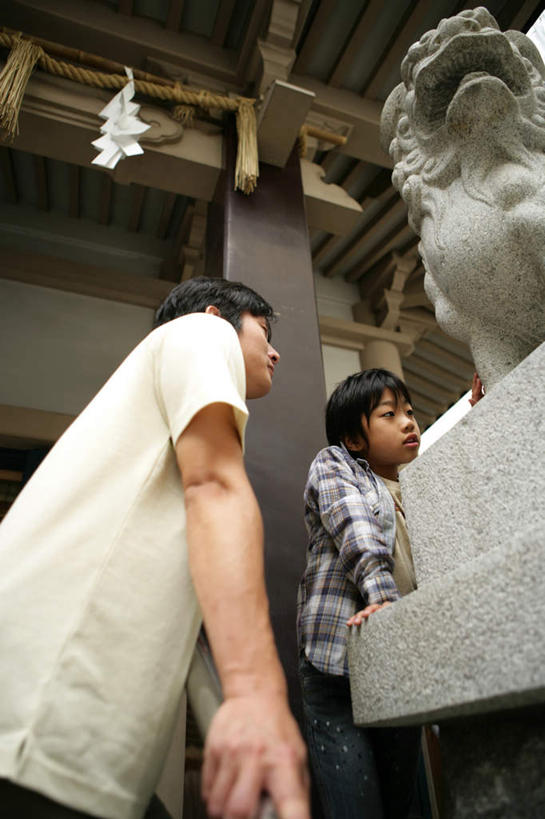 东方人,儿童,中年人,两个人,家庭,父亲,儿子,站,笑,微笑,露齿笑,竖图,室外,白天,仰视,纯洁,门,哺乳动物,野生动物,狮子,雕塑,亚洲,撑,拉门,服装,节日,辟邪,艺术,装饰,雕刻,雕像,神社,注视,休闲装,黄种人,文化,移门,传统,石雕,小孩,衣服,动物,草绳,绳子,工艺品,石狮,观察,看,祈祷,站着,休闲,健康,温暖,温馨,父子,一家人,休闲服,父爱,可爱,童年,童趣,许愿,宗教,服饰,信仰,观看,纪念,神道,绳索,祈求,美术,祭祀,和睦,察看,撑着,关注,主题,凶猛,陈列,童真,烂漫,无邪,功能,美学,驱邪,祛邪,避邪,障子,纸门,神道教,拉窗,纸拉窗,纸拉门,守护神,注连绳,稻草绳,社屋,残暴,平安,天真,凶残,男孩,男人,男性,中年男性,亚洲人,孩子,站立,半身,彩图,低角度拍摄,融洽,男生
