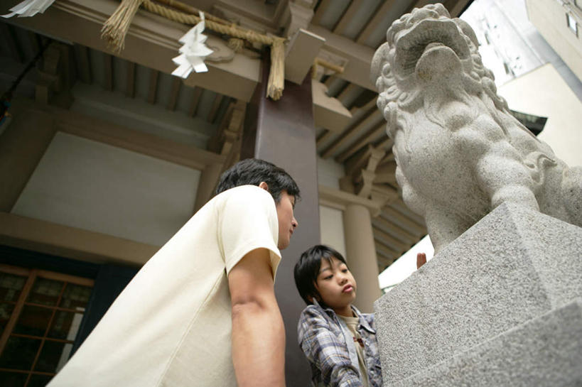 东方人,儿童,中年人,两个人,家庭,父亲,儿子,站,笑,微笑,露齿笑,横图,室外,白天,仰视,纯洁,门,哺乳动物,野生动物,狮子,雕塑,亚洲,撑,拉门,服装,节日,辟邪,艺术,装饰,雕刻,雕像,神社,注视,休闲装,黄种人,文化,移门,传统,石雕,小孩,衣服,动物,草绳,绳子,工艺品,石狮,观察,看,祈祷,站着,休闲,健康,温暖,温馨,父子,一家人,休闲服,父爱,可爱,童年,童趣,许愿,宗教,服饰,信仰,观看,纪念,神道,绳索,祈求,美术,祭祀,和睦,察看,撑着,关注,主题,凶猛,陈列,童真,烂漫,无邪,功能,美学,驱邪,祛邪,避邪,障子,纸门,神道教,拉窗,纸拉窗,纸拉门,守护神,注连绳,稻草绳,社屋,残暴,平安,天真,凶残,男孩,男人,男性,中年男性,亚洲人,孩子,站立,半身,彩图,低角度拍摄,融洽,男生