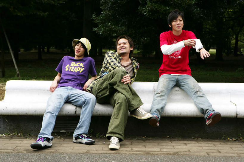 东方人,三个人,伙伴,朋友,坐,笑,微笑,露齿笑,横图,室外,白天,正面,友谊,植物,帽子,椅子,亚洲,服装,躺椅,二郎腿,注视,休闲装,黄种人,运动帽,树,树木,衣服,绿色,自然,观察,看,休闲,休闲服,石椅,鸭舌帽,服饰,生长,成长,观看,张开双腿,察看,关注,展开双腿,友情,男人,男性,年轻男性,亚洲人,坐着,彩图,全身,伸展双腿