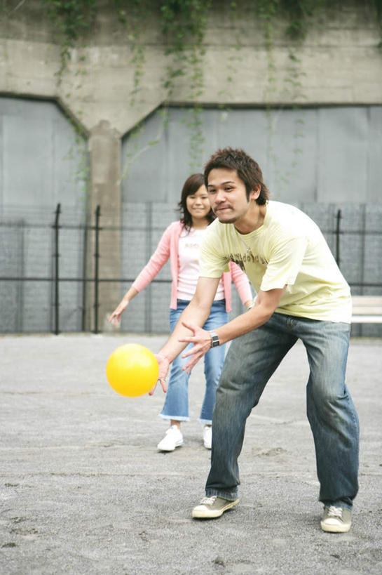 东方人,两个人,站,笑,微笑,露齿笑,竖图,室外,白天,正面,爱情,游戏,玩具,亚洲,弯腰,握,服装,墙,浪漫,拿,玩,拿着,注视,休闲装,黄种人,娱乐,墙壁,墙面,衣服,黄色,灰色,观察,看,站着,休闲,温暖,温馨,休闲服,橡胶,恩爱,益智,握着,恋人,服饰,皮球,观看,活动,和睦,察看,发泄,关注,消遣,智力,橡胶制品,宣泄,弯身,空心球,男人,男性,年轻男性,年轻女性,女人,女性,亚洲人,情侣,玩耍,嬉戏,站立,彩图,全身,伴侣,融洽