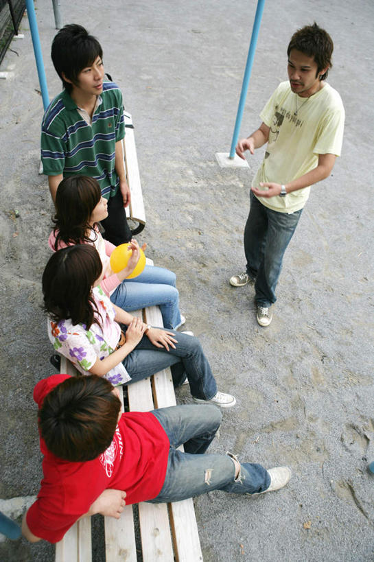 东方人,伙伴,朋友,栏杆,站,坐,笑,微笑,露齿笑,竖图,俯视,室外,白天,游戏,友谊,玩具,椅子,亚洲,五个人,一排,握,服装,整齐,扶手,木椅,墙,许多人,玩,注视,休闲装,黄种人,娱乐,护栏,墙壁,墙面,排列,衣服,黄色,灰色,观察,看,站着,一群人,休闲,休闲服,橡胶,益智,握着,服饰,皮球,观看,活动,察看,队列,发泄,关注,消遣,智力,橡胶制品,宣泄,空心球,友情,男人,男性,年轻男性,年轻女性,女人,女性,亚洲人,玩耍,嬉戏,站立,坐着,彩图,高角度拍摄,全身