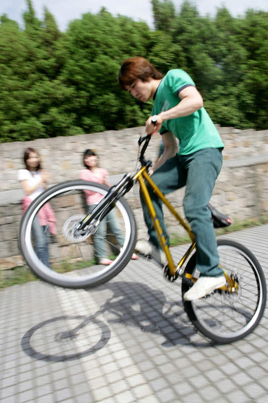 东方人,四个人,伙伴,朋友,站,坐,跳,笑,微笑,露齿笑,竖图,室外,白天,正面,友谊,植物,自行车,亚洲,一辆,服装,墙,山地车,注视,休闲装,黄种人,墙壁,墙面,车,脚踏车,树,树木,衣服,绿色,自然,交通工具,观察,看,站着,骑车,休闲,休闲服,服饰,生长,成长,观看,察看,关注,载具,山地自行车,友情,男人,男性,年轻男性,年轻女性,女人,女性,亚洲人,跳跃,站立,坐着,彩图,全身