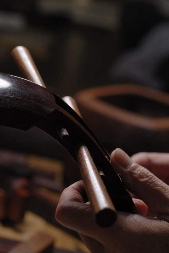 东方人,手,一个人,木匠,竖图,室内,特写,白天,侧面,亚洲,双手,仅一个男性,仅一个人,仅一个中年男性,握,木制,乐器,弦乐器,拿,拿着,注视,黄种人,三味线,木制品,观察,看,手部,握着,观看,察看,关注,弹拨弦鸣乐器,三弦琴,男人,男性,中年男性,亚洲人,木工,半身,彩图,弹拨弦乐器