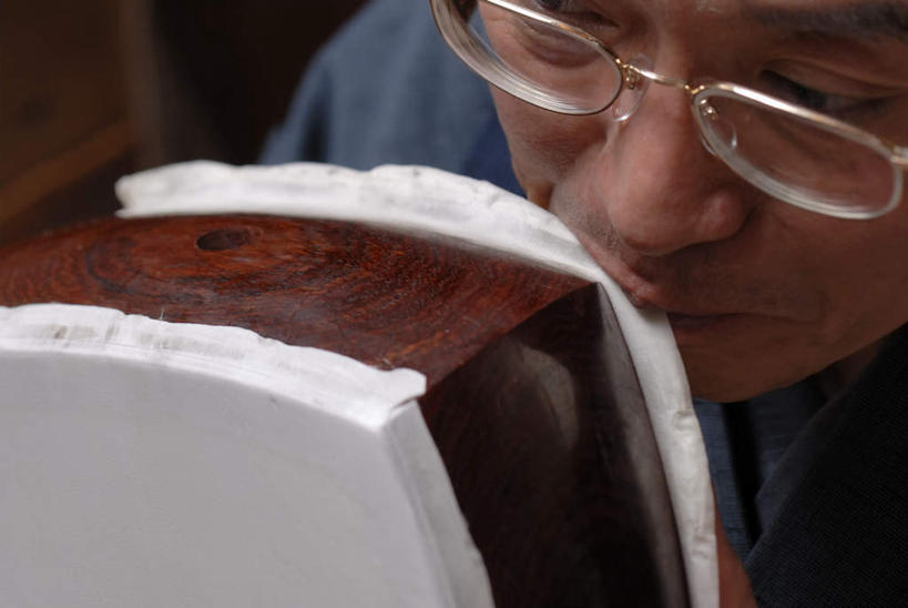 东方人,脸,头,脸颊,一个人,木匠,横图,俯视,室内,特写,白天,工作服,制服,亚洲,仅一个男性,仅一个人,仅一个中年男性,咬,眼镜,乐器,弦乐器,注视,黄种人,三味线,观察,看,观看,老花镜,咬着,察看,关注,弹拨弦鸣乐器,三弦琴,工作制服,远视眼镜,男人,男性,中年男性,亚洲人,头部,脸部,脸蛋,面部,木工,半身,彩图,高角度拍摄,工作套服,弹拨弦乐器