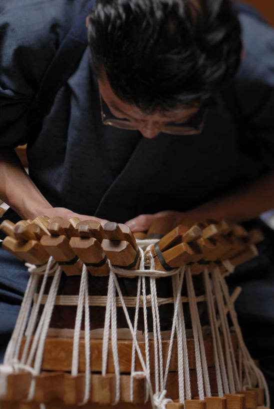 东方人,一个人,木匠,坐,竖图,俯视,室内,白天,工作服,制服,亚洲,仅一个男性,仅一个人,仅一个中年男性,握,眼镜,乐器,弦乐器,拿,拿着,注视,黄种人,三味线,低头,观察,看,握着,观看,老花镜,察看,关注,弹拨弦鸣乐器,三弦琴,工作制服,远视眼镜,男人,男性,中年男性,亚洲人,木工,坐着,半身,彩图,高角度拍摄,工作套服,弹拨弦乐器