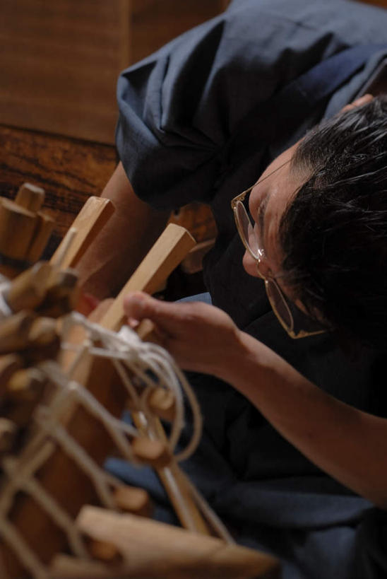 东方人,一个人,木匠,坐,竖图,俯视,室内,白天,工作服,制服,亚洲,仅一个男性,仅一个人,仅一个中年男性,握,眼镜,乐器,弦乐器,拿,拿着,注视,黄种人,三味线,低头,观察,看,握着,观看,老花镜,察看,关注,弹拨弦鸣乐器,三弦琴,工作制服,远视眼镜,男人,男性,中年男性,亚洲人,木工,坐着,半身,彩图,高角度拍摄,工作套服,弹拨弦乐器