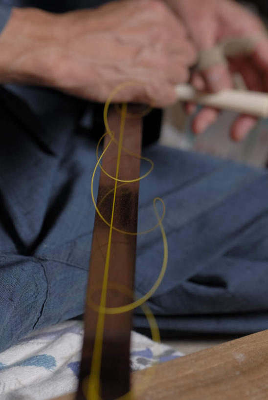 东方人,手,一个人,木匠,坐,竖图,室内,特写,白天,正面,工作服,制服,亚洲,双手,仅一个男性,仅一个人,仅一个中年男性,握,朦胧,模糊,乐器,弦乐器,拿,拿着,黄种人,三味线,手部,握着,弹拨弦鸣乐器,三弦琴,工作制服,男人,男性,中年男性,亚洲人,木工,坐着,半身,彩图,工作套服,弹拨弦乐器