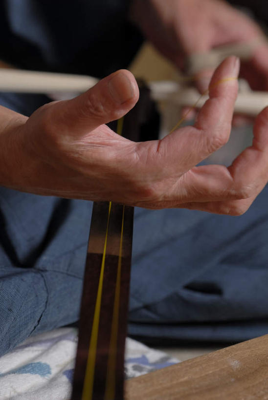 东方人,手,一个人,木匠,坐,竖图,室内,特写,白天,正面,工作服,制服,亚洲,双手,仅一个男性,仅一个人,仅一个中年男性,握,朦胧,模糊,乐器,弦乐器,拿,拿着,黄种人,三味线,手部,握着,弹拨弦鸣乐器,三弦琴,工作制服,男人,男性,中年男性,亚洲人,木工,坐着,半身,彩图,工作套服,弹拨弦乐器