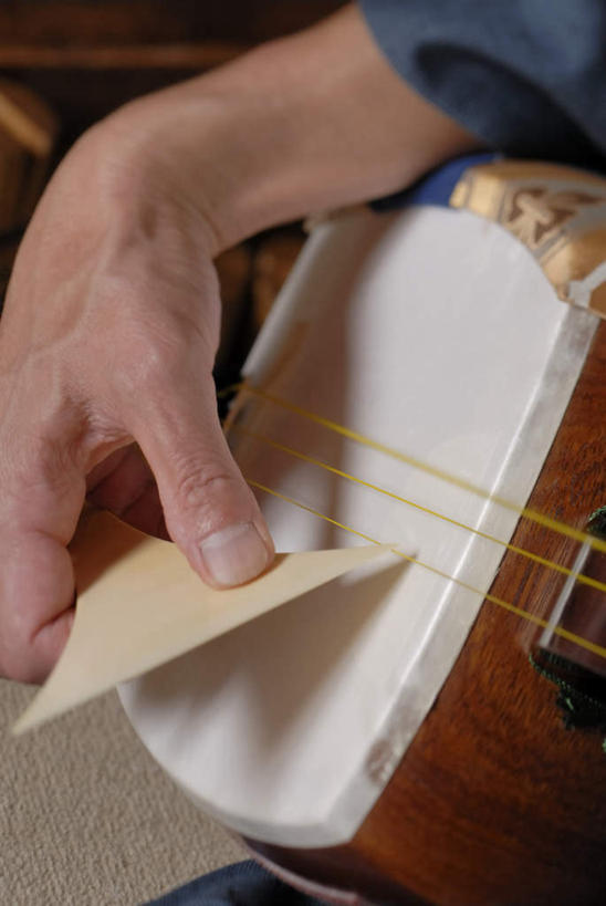 东方人,手,一个人,木匠,坐,竖图,室内,特写,白天,正面,工作服,制服,亚洲,仅一个男性,仅一个人,仅一个中年男性,握,朦胧,模糊,乐器,弦乐器,拿,拿着,黄种人,三味线,手部,握着,单手,弹拨弦鸣乐器,三弦琴,工作制服,男人,男性,中年男性,亚洲人,木工,坐着,半身,彩图,工作套服,弹拨弦乐器