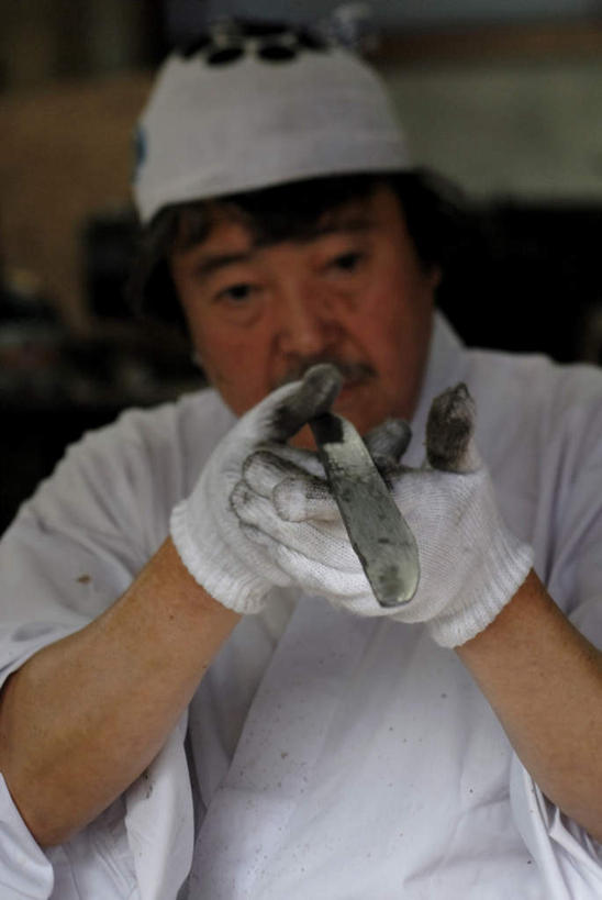 东方人,一个人,铁匠,工厂,竖图,室内,白天,正面,工作服,制服,安全,车间,金属制品,亚洲,仅一个男性,仅一个人,仅一个中年男性,握,金属,工具,防护,拿,拿着,注视,黄种人,手套,观察,看,握着,观看,保护,察看,凿子,关注,保险,保全,周全,安稳,安定,防护手套,工作制服,平安,男人,男性,中年男性,亚洲人,锻工,半身,彩图,工作套服,制造厂