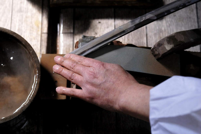 东方人,手,一个人,铁匠,横图,俯视,室内,特写,白天,工作服,制服,竞争,石头,水,亚洲,仅一个男性,仅一个人,仅一个中年男性,对抗,握,冲突,盘,石子,液体,水滴,拿,拿着,黄种人,破坏,盘子,手部,武器,战争,握着,单手,损坏,剑,攻击,威胁,对立,矛盾,兵器,防御,磨刀,敌对,挫败,斗争,抗拒,抗衡,杀伤,威慑,工作制服,磨刀石,百兵之君,短兵,危险,男人,男性,中年男性,亚洲人,锻工,石块,半身,彩图,高角度拍摄,工作套服