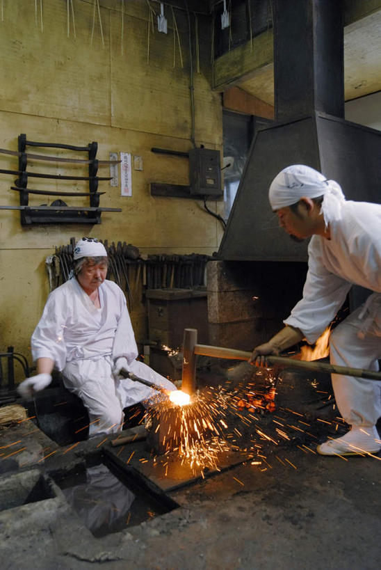 东方人,两个人,伙伴,朋友,铁匠,工厂,站,竖图,室内,白天,正面,工作服,制服,友谊,热情,合作,团队,车间,火,亚洲,握,火焰,头巾,燃烧,拿,拿着,注视,黄种人,观察,看,站着,战略,握着,观看,工艺,合金,察看,关注,锻造,打铁,联合,合谋,工作制服,技艺,配合,协作,男人,男性,中年男性,亚洲人,锻工,站立,半身,彩图,工作套服,制造厂,生铁,铁碳合金