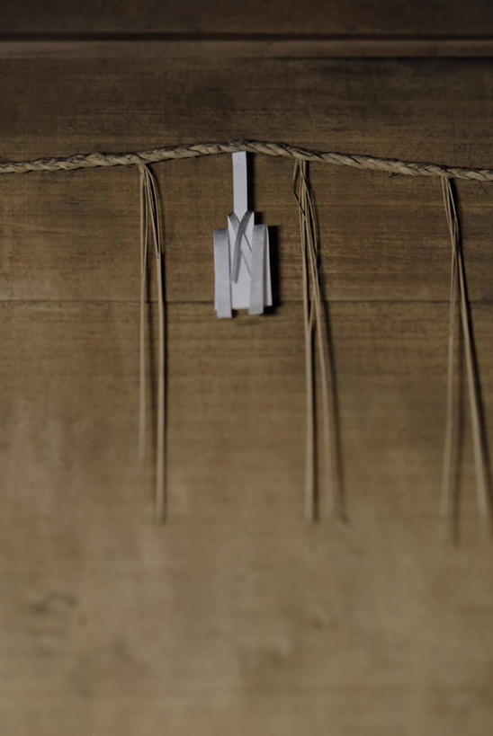 无人,竖图,室内,特写,白天,正面,吊挂,悬挂,木制,墙,挂,墙壁,墙面,木制品,绳子,绳索,彩图