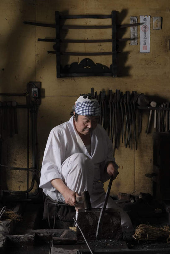 东方人,一个人,铁匠,工厂,坐,竖图,室内,白天,正面,工作服,制服,车间,亚洲,仅一个男性,仅一个人,仅一个中年男性,握,头巾,拿,拿着,注视,黄种人,观察,看,握着,观看,工艺,合金,察看,关注,锻造,打铁,工作制服,技艺,男人,男性,中年男性,亚洲人,锻工,坐着,半身,彩图,工作套服,制造厂,生铁,铁碳合金