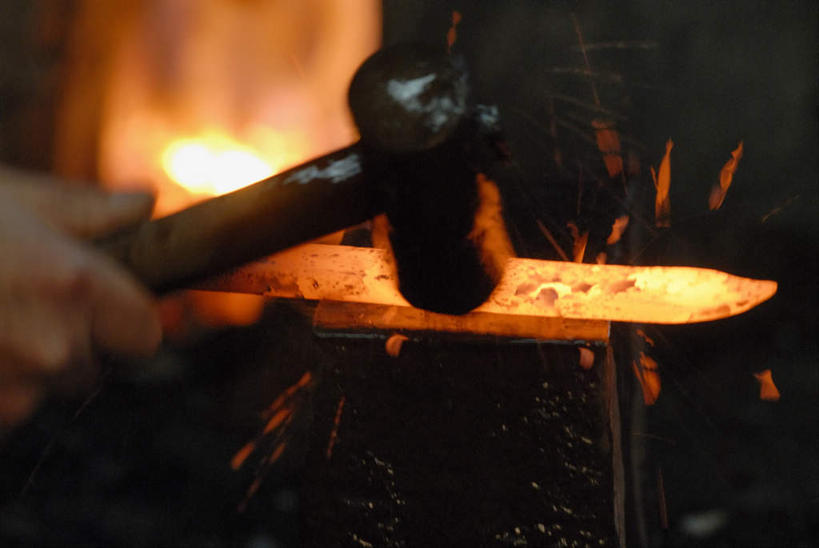 东方人,手,一个人,铁匠,工厂,横图,室内,特写,白天,正面,热情,车间,火,亚洲,仅一个男性,仅一个人,仅一个中年男性,敲打,握,朦胧,模糊,锤子,工具,火焰,榔头,燃烧,拿,拿着,黄种人,手部,握着,工艺,单手,合金,五金,变形,紧固,矫正,塑形,锻造,打铁,牢固,技艺,男人,男性,中年男性,亚洲人,锻工,半身,彩图,制造厂,生铁,铁碳合金