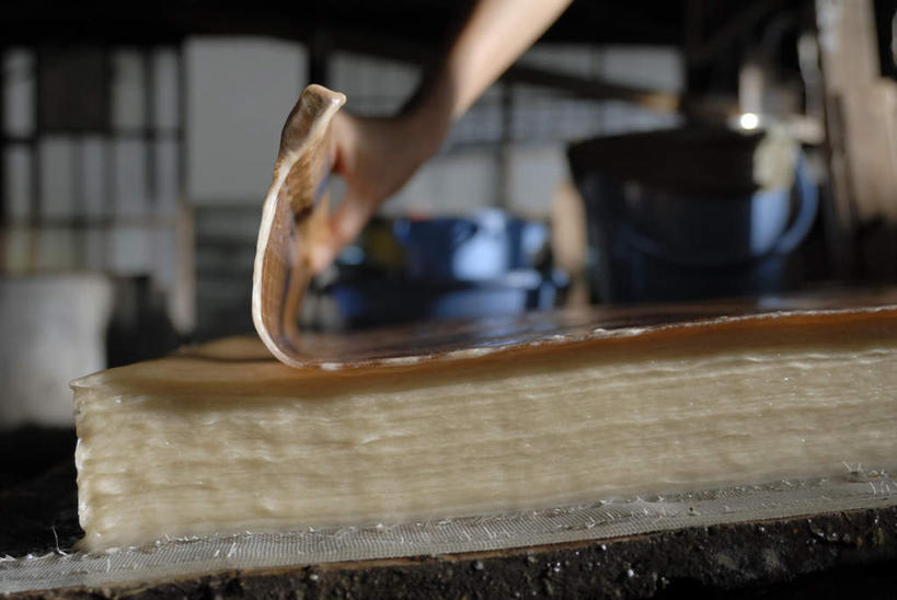 东方人,手,一个人,横图,室内,特写,白天,侧面,机器,亚洲,仅一个男性,仅一个人,仅一个中年男性,一排,许多,握,阴影,朦胧,模糊,整齐,光线,影子,纸,很多,拿,拿着,黄种人,排列,阳光,手部,机械,握着,工业,堆,单手,队列,男人,男性,中年男性,亚洲人,半身,彩图,造纸机