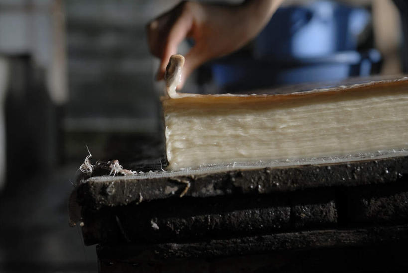 东方人,手,一个人,横图,室内,特写,白天,侧面,机器,亚洲,仅一个男性,仅一个人,仅一个中年男性,一排,许多,握,阴影,朦胧,模糊,整齐,光线,影子,纸,很多,拿,拿着,黄种人,排列,阳光,手部,机械,握着,工业,堆,单手,队列,男人,男性,中年男性,亚洲人,半身,彩图,造纸机