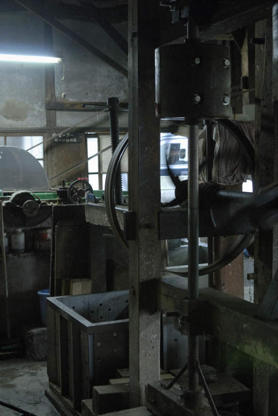 无人,竖图,室内,特写,白天,正面,机器,窗户,静物,金属制品,照明,金属,灯光,顶灯,玻璃窗,灯,灯具,机械,转动,照亮,制造,履带,照明设备,彩图