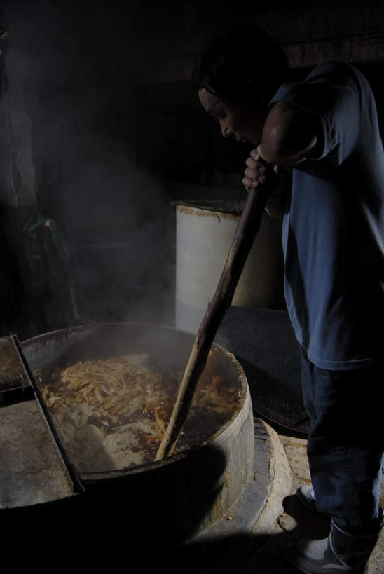 东方人,一个人,站,竖图,俯视,室内,白天,烹饪,雾,厨具,金属制品,亚洲,仅一个男性,仅一个人,仅一个中年男性,一堆,一根,许多,握,堆叠,堆积,沸腾,服装,朦胧,模糊,金属,蒸汽,棍子,锅子,水蒸气,雾气,很多,拿,拿着,休闲装,黄种人,锅,衣服,低头,站着,休闲,休闲服,握着,服饰,锅具,堆,气体,烹饪用具,蒸发,垂头,皮囊,男人,男性,中年男性,亚洲人,烹调用具,烹调,站立,半身,彩图,高角度拍摄