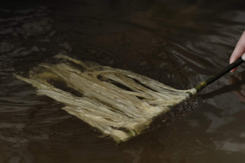 东方人,一个人,横图,室内,白天,正面,水,亚洲,仅一个男性,仅一个人,仅一个中年男性,一排,许多,握,整齐,棍子,很多,拿,拿着,黄种人,排列,握着,队列,皮囊,男人,男性,中年男性,亚洲人,半身,彩图