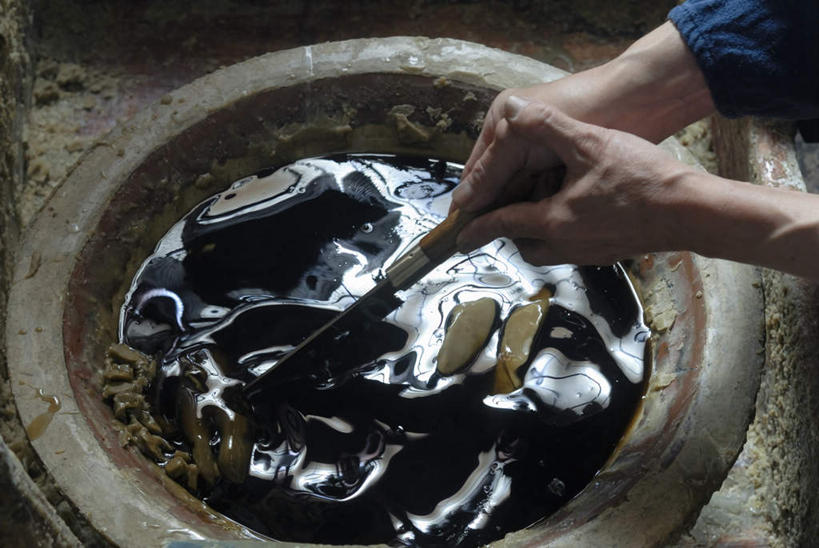 东方人,手,一个人,横图,俯视,室内,特写,白天,金属制品,亚洲,双手,仅一个男性,仅一个人,仅一个中年男性,一堆,握,堆叠,堆积,服装,融化,金属,工具,陶瓷,刀具,陶瓷制品,拿,拿着,休闲装,黄种人,衣服,容器,碗,刀,休闲,手部,休闲服,握着,服饰,储藏,堆,蜡,储存,熔化,溶化,熔解,消溶,男人,男性,中年男性,亚洲人,半身,彩图,高角度拍摄,贮存