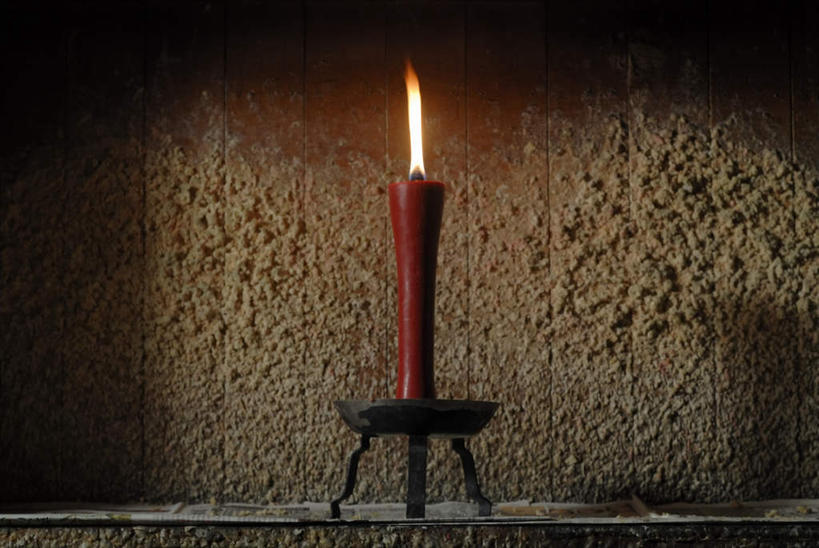 无人,横图,室内,特写,白天,正面,静物,蜡烛,阴影,光线,火焰,影子,烛光,烛台,墙,燃烧,墙壁,墙面,一个,点燃,单个,蜡烛架,烛架,彩图