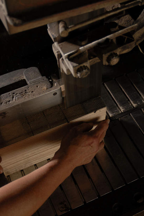 东方人,一个人,木匠,工厂,坐,竖图,俯视,室内,白天,机器,金属制品,亚洲,仅一个男性,仅一个人,仅一个中年男性,一堆,许多,握,堆叠,堆积,服装,金属,树桩,很多,拿,拿着,休闲装,黄种人,树,树干,衣服,休闲,休闲服,机械,木桩,握着,服饰,堆,切割机,切割,男人,男性,中年男性,亚洲人,木工,坐着,半身,彩图,高角度拍摄,工地,制造厂