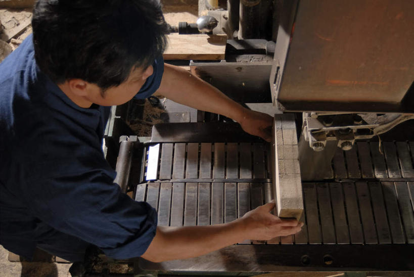 东方人,一个人,木匠,工厂,坐,横图,俯视,室内,白天,机器,金属制品,亚洲,仅一个男性,仅一个人,仅一个中年男性,一堆,许多,握,堆叠,堆积,服装,金属,树桩,很多,拿,拿着,注视,休闲装,黄种人,树,树干,衣服,观察,看,休闲,休闲服,机械,木桩,握着,服饰,观看,堆,切割机,察看,切割,关注,男人,男性,中年男性,亚洲人,木工,坐着,半身,彩图,高角度拍摄,工地,制造厂