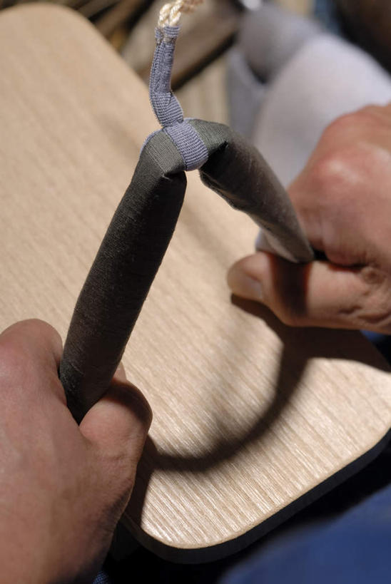 东方人,一个人,木匠,竖图,俯视,室内,白天,鞋子,亚洲,仅一个男性,仅一个人,仅一个中年男性,握,阴影,服装,反射,影子,拿,拿着,休闲装,黄种人,木屐,衣服,绳子,休闲,休闲服,握着,服饰,木鞋,男人,男性,中年男性,亚洲人,木工,半身,彩图,高角度拍摄,人字拖,人字拖鞋