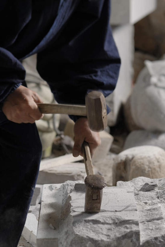 东方人,一个人,雕刻家,站,竖图,室内,白天,侧面,石头,亚洲,仅一个男性,仅一个人,仅一个中年男性,敲打,弯腰,握,服装,锤子,雕刻,工具,榔头,石子,拿,拿着,休闲装,黄种人,衣服,站着,休闲,休闲服,握着,服饰,五金,变形,紧固,矫正,塑形,牢固,弯身,雕镂,雕琢,镌刻,男人,男性,中年男性,亚洲人,雕塑家,石块,岩石,站立,半身,彩图