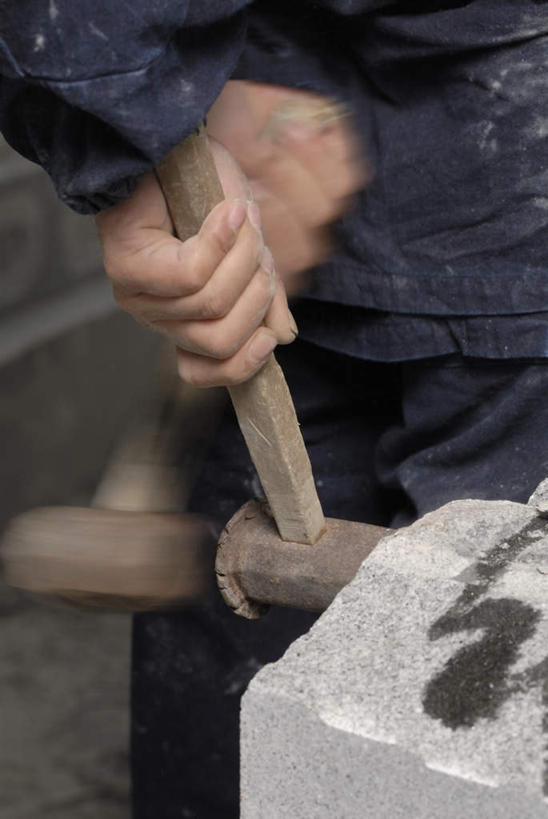 东方人,手,一个人,雕刻家,站,竖图,室内,特写,白天,正面,石头,亚洲,双手,仅一个男性,仅一个人,仅一个中年男性,敲打,握,服装,朦胧,模糊,锤子,雕刻,工具,榔头,石子,拿,拿着,休闲装,黄种人,衣服,站着,休闲,手部,休闲服,握着,服饰,五金,变形,紧固,矫正,塑形,牢固,雕镂,雕琢,镌刻,男人,男性,中年男性,亚洲人,雕塑家,石块,岩石,站立,半身,彩图