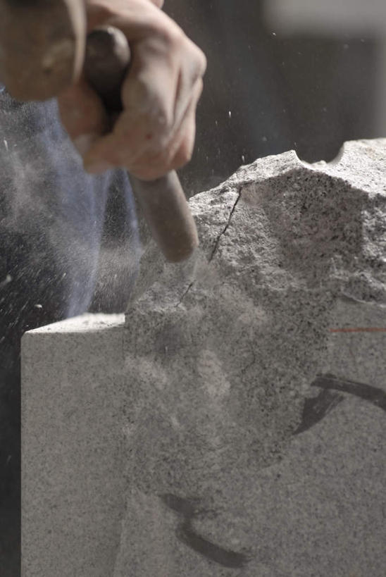 东方人,手,一个人,雕刻家,站,竖图,室内,特写,白天,正面,石头,亚洲,仅一个男性,仅一个人,仅一个中年男性,敲打,握,朦胧,模糊,锤子,雕刻,工具,榔头,石子,拿,拿着,黄种人,站着,手部,握着,单手,五金,变形,紧固,矫正,塑形,牢固,雕镂,雕琢,镌刻,男人,男性,中年男性,亚洲人,雕塑家,石块,岩石,站立,半身,彩图